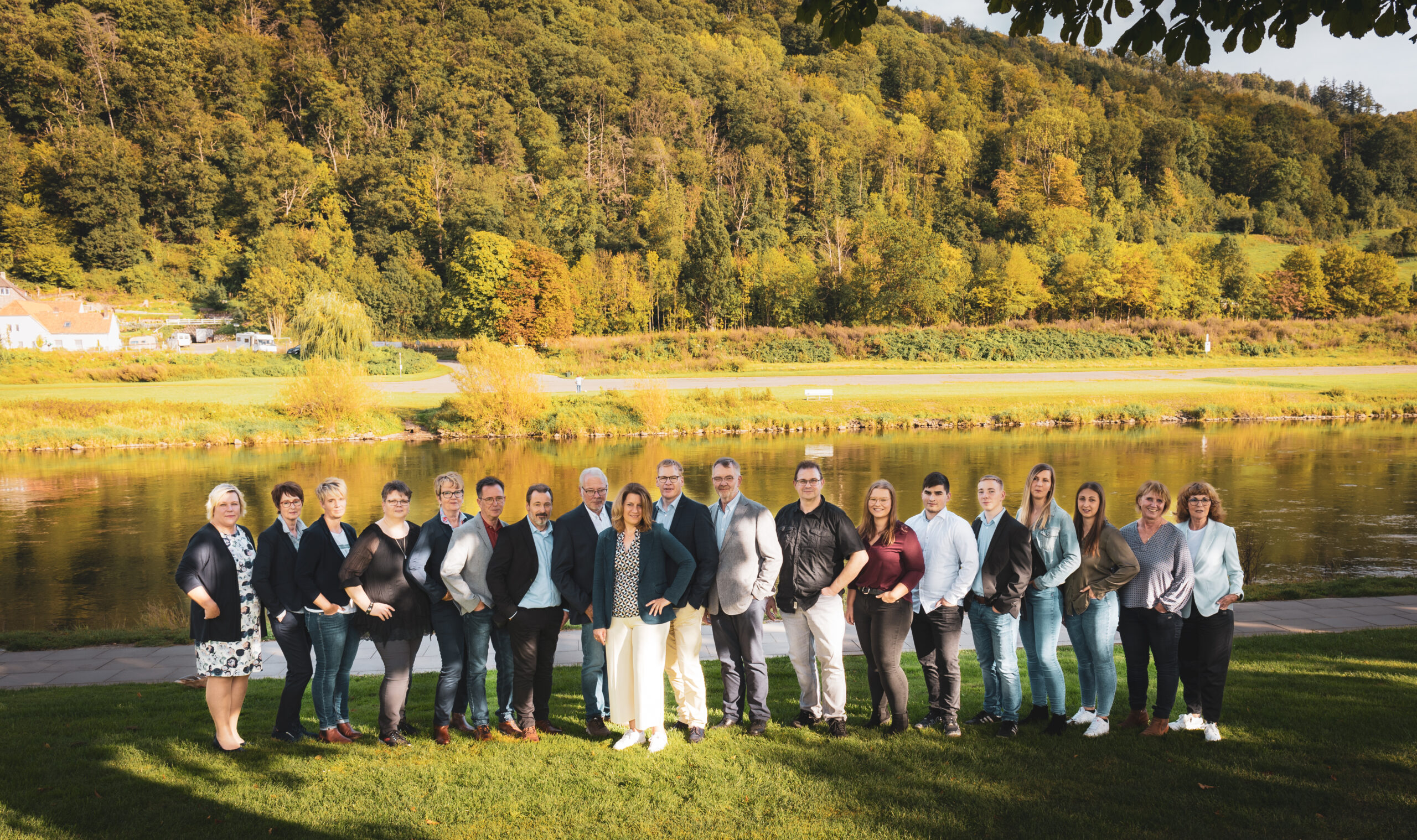 Gruppenfoto des Kanzlei-Teams im Grünen